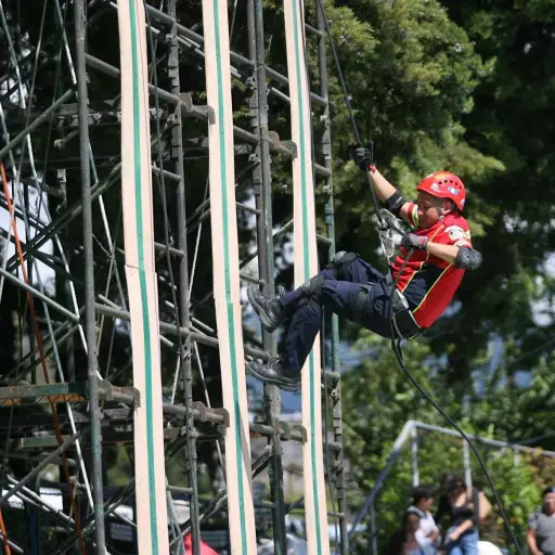 Los integrantes de Bomberos Municipales demostraron sus destrezas durante el festejo. Foto: Alex Meoño. 