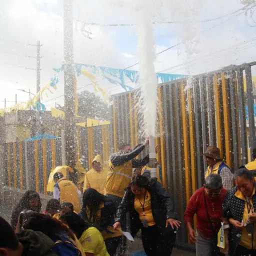 El alcalde Sebastián Siero abrió la llave para dar por inaugurado el pozo. Foto: Alex Meoño.