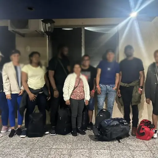 Los viajeros ingresaron al país de forma irregular, por lo que fueron llevados al IGM. Foto: PNC.