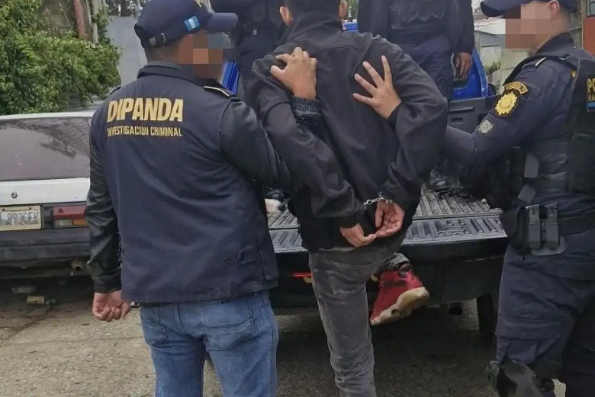 Los detenidos fueron llevados a un juzgado de turno para resolver su situación legal. Foto: PNC.