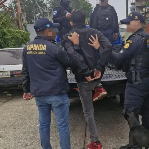 Los detenidos fueron llevados a un juzgado de turno para resolver su situación legal. Foto: PNC.