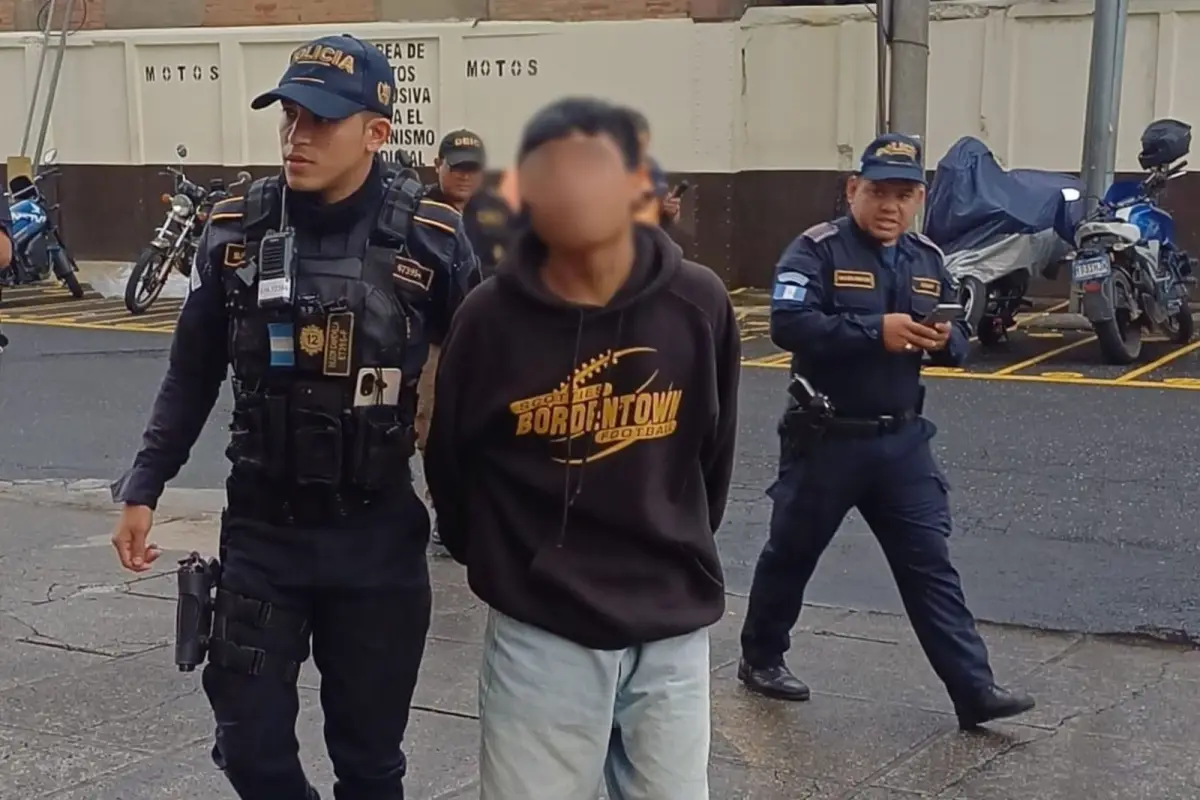 El detenido fue llevado a la Torre de Tribunales. Foto PNC.