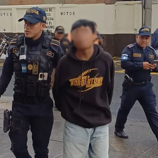 El detenido fue llevado a la Torre de Tribunales. Foto PNC.