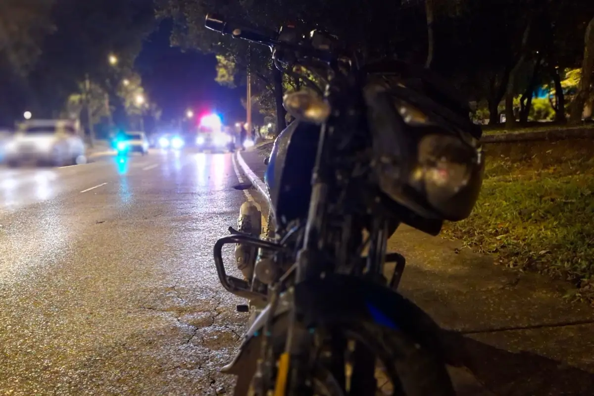 Por causas que se desconocen, un motorista se accidentó y falleció en el bulevar Liberación. Foto: Bomberos Municipales.