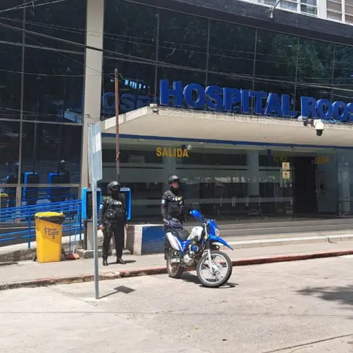 Sede del Hospital Roosevelt con vigilancia en el ingreso ,