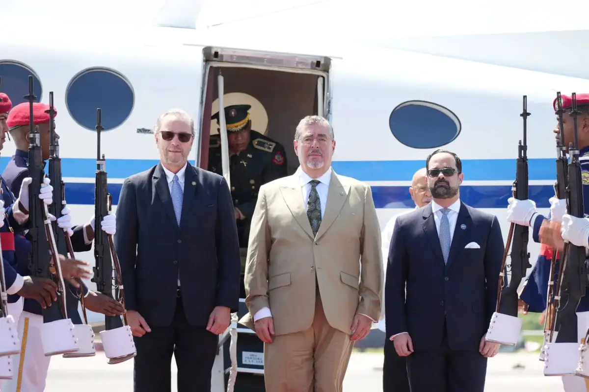 Bernardo Arevalo llega a República Dominicana, 