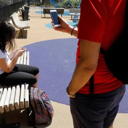 Fotografía de archivo en donde se ven jóvenes que usan sus teléfonos en un parque. EFE