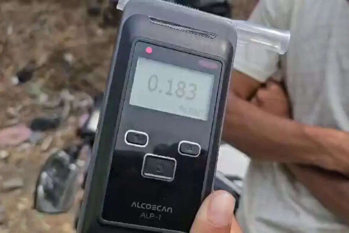 Los conductores deben soplar durante 6 segundos para verificar si consumieron alcohol. Foto: PMT de Villa Nueva.