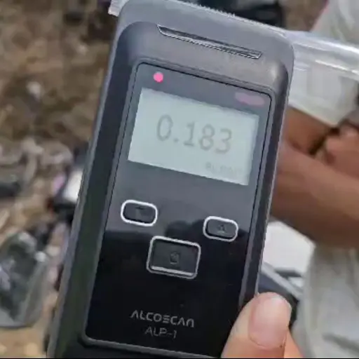 Los conductores deben soplar durante 6 segundos para verificar si consumieron alcohol. Foto: PMT de Villa Nueva.