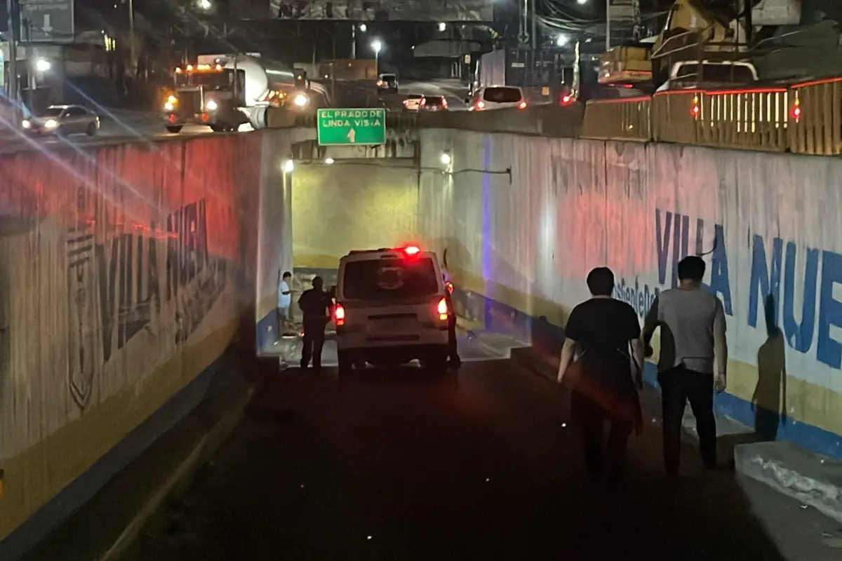 Un automóvil se accidentó en el viaducto hacia Linda Vista, Villa Nueva, durante la madrugada. Foto: PMT.