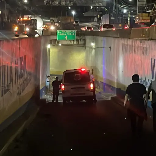 Un automóvil se accidentó en el viaducto hacia Linda Vista, Villa Nueva, durante la madrugada. Foto: PMT.