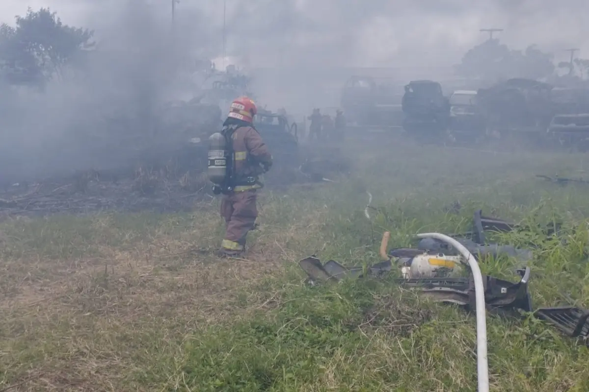 Bomberos Municipales y Voluntarios acudieron a apagar el fuego. Foto: Bomberos Municipales.