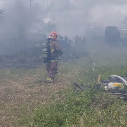 Bomberos Municipales y Voluntarios acudieron a apagar el fuego. Foto: Bomberos Municipales.