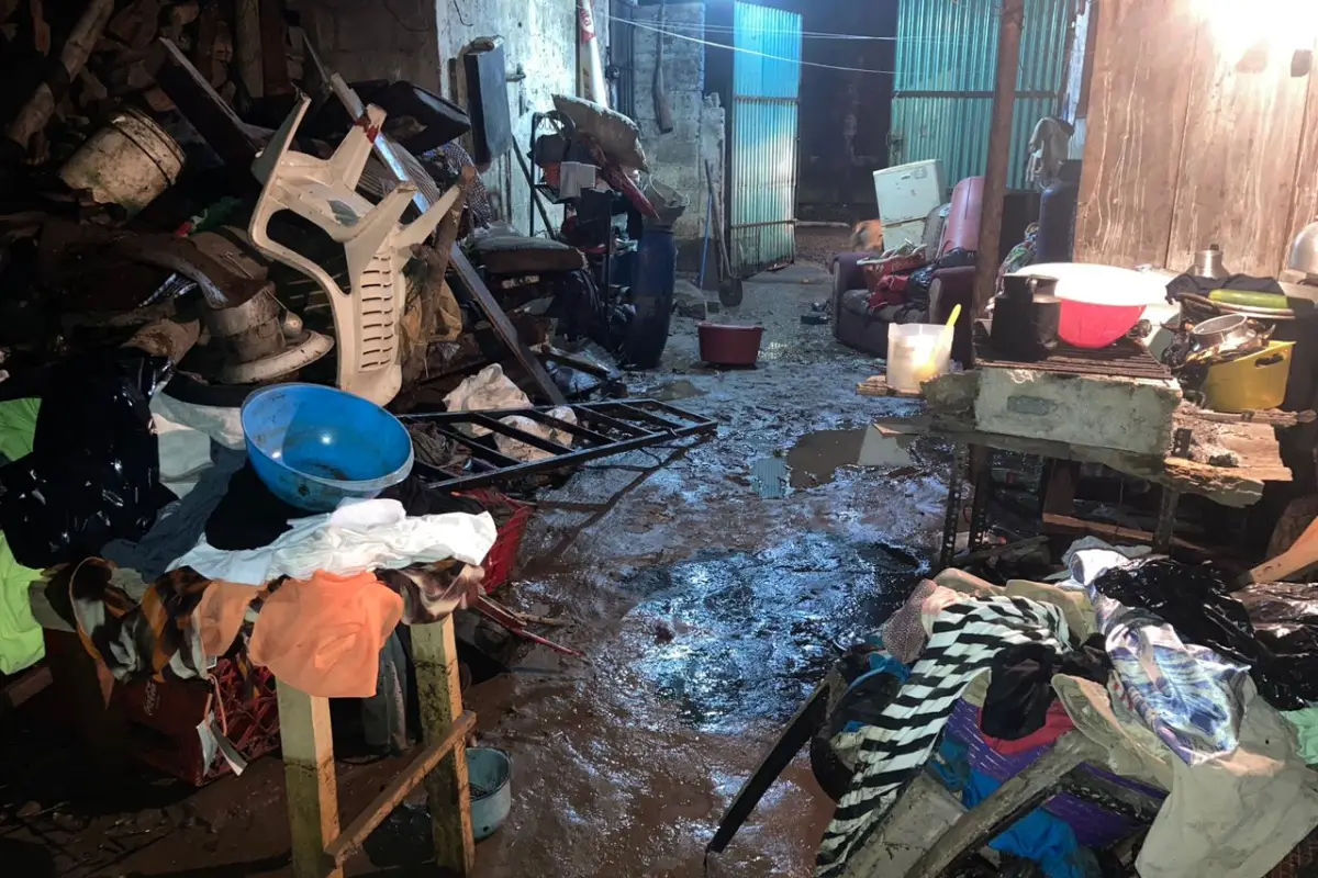 Vecinos del barrio San Luisito, San Juan Bautista, Suchitepéquez, sufrieron daños por una inundación. Foto: Conred.