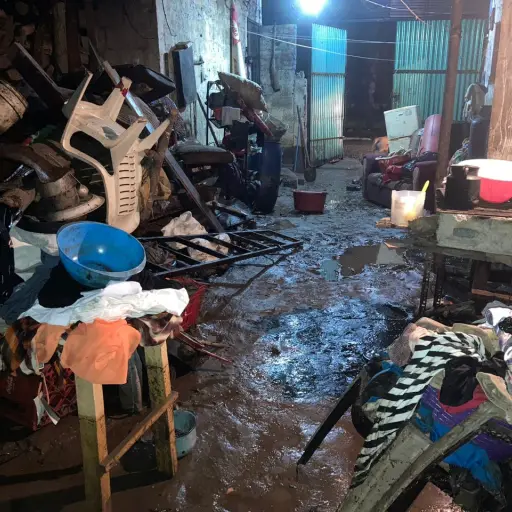 Vecinos del barrio San Luisito, San Juan Bautista, Suchitepéquez, sufrieron daños por una inundación. Foto: Conred.