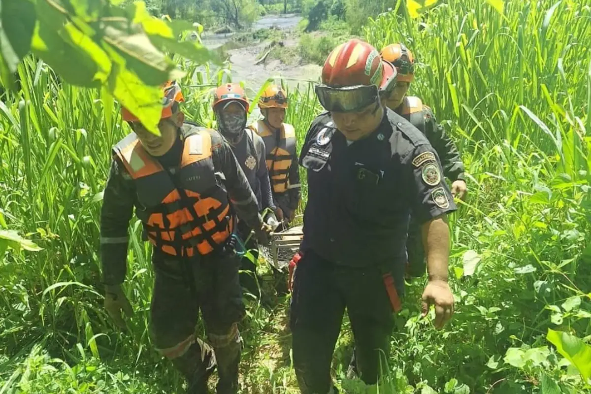 Bomberos trabajaron durante varias horas para realizar la recuperación del cuerpo. Foto: Bomberos Municipales Departamentales.