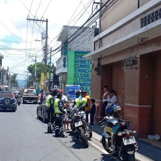 El piloto fue detenido antes de lastimar a los peatones que estaban en el mercado de la zona 1. Foto: PMT de Villa Nueva.