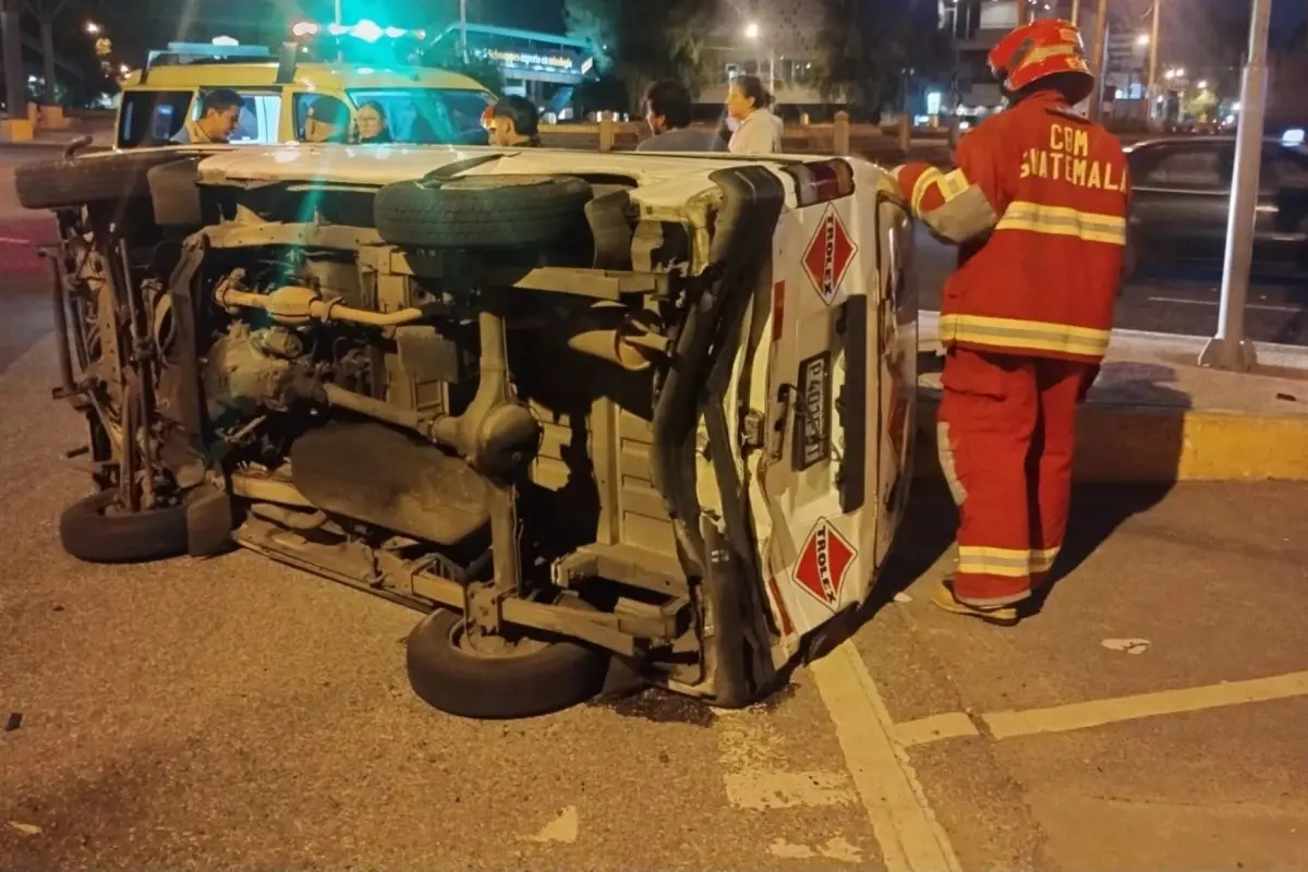 El accidente de la zona 13 requirió el traslado de un herido al Hospital Roosevelt. Foto: Bomberos Voluntarios. 