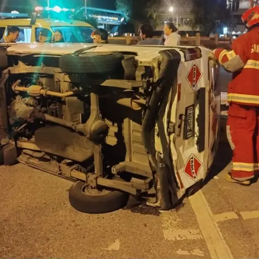 El accidente de la zona 13 requirió el traslado de un herido al Hospital Roosevelt. Foto: Bomberos Voluntarios. 