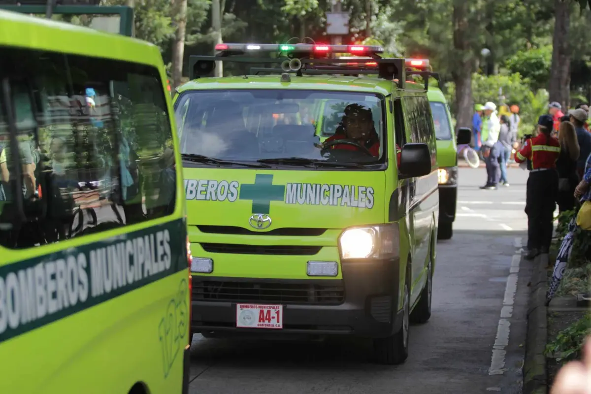 Foto: Alex Meoño. Ambulancias de los Bomberos Municipales, ambulancia, emergencia, aniversario 69 desfile