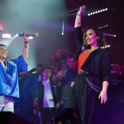 Demi Lovato y Grupo Firme ,