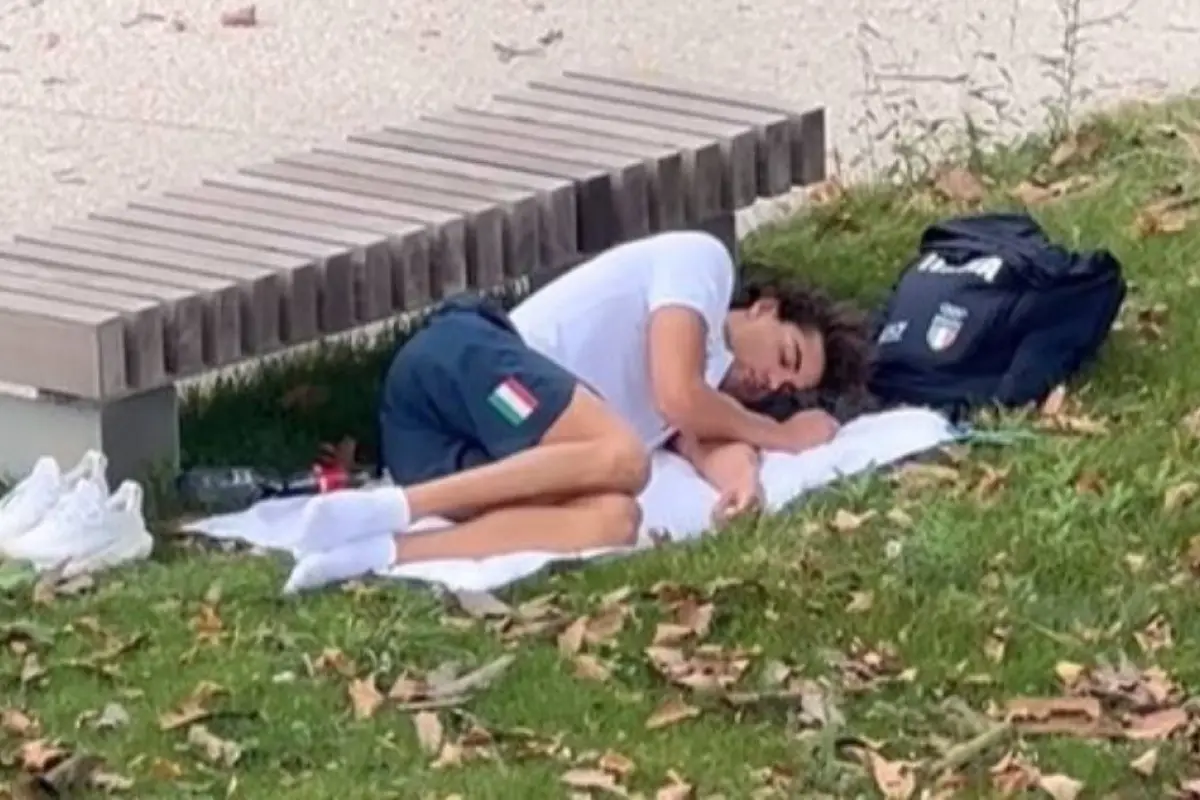 Thomas Ceccon, campeón olímpico italiano y una de las sensaciones de estos Juegos, fue captado durmiendo en un parque, una imagen que ha generado asombro y debate., 