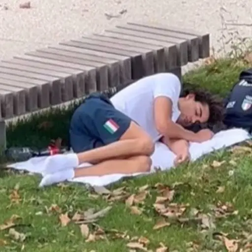Thomas Ceccon, campeón olímpico italiano y una de las sensaciones de estos Juegos, fue captado durmiendo en un parque, una imagen que ha generado asombro y debate. ,