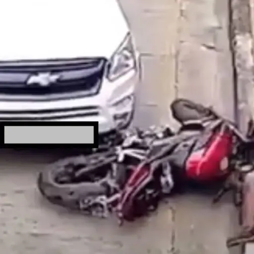 automovilista-atropella-a-motorista-asalto-mujer ,