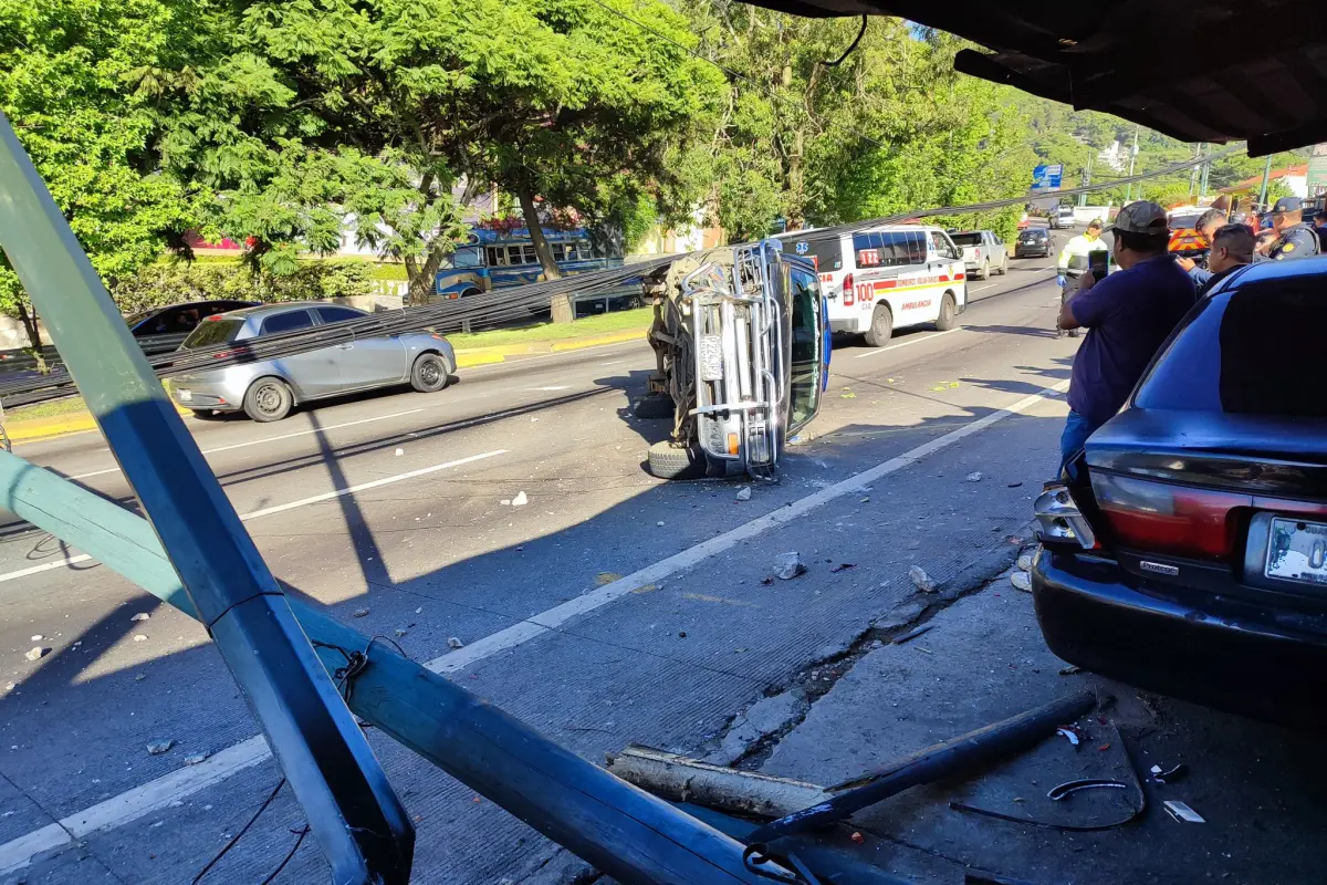 El chofer de un picop perdió el control en ruta Interamericana y derribó postes y cables eléctricos. Foto: Bomberos Voluntarios.