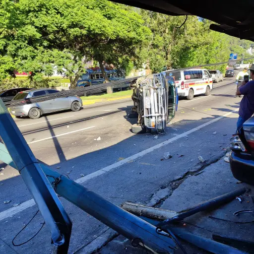 El chofer de un picop perdió el control en ruta Interamericana y derribó postes y cables eléctricos. Foto: Bomberos Voluntarios.