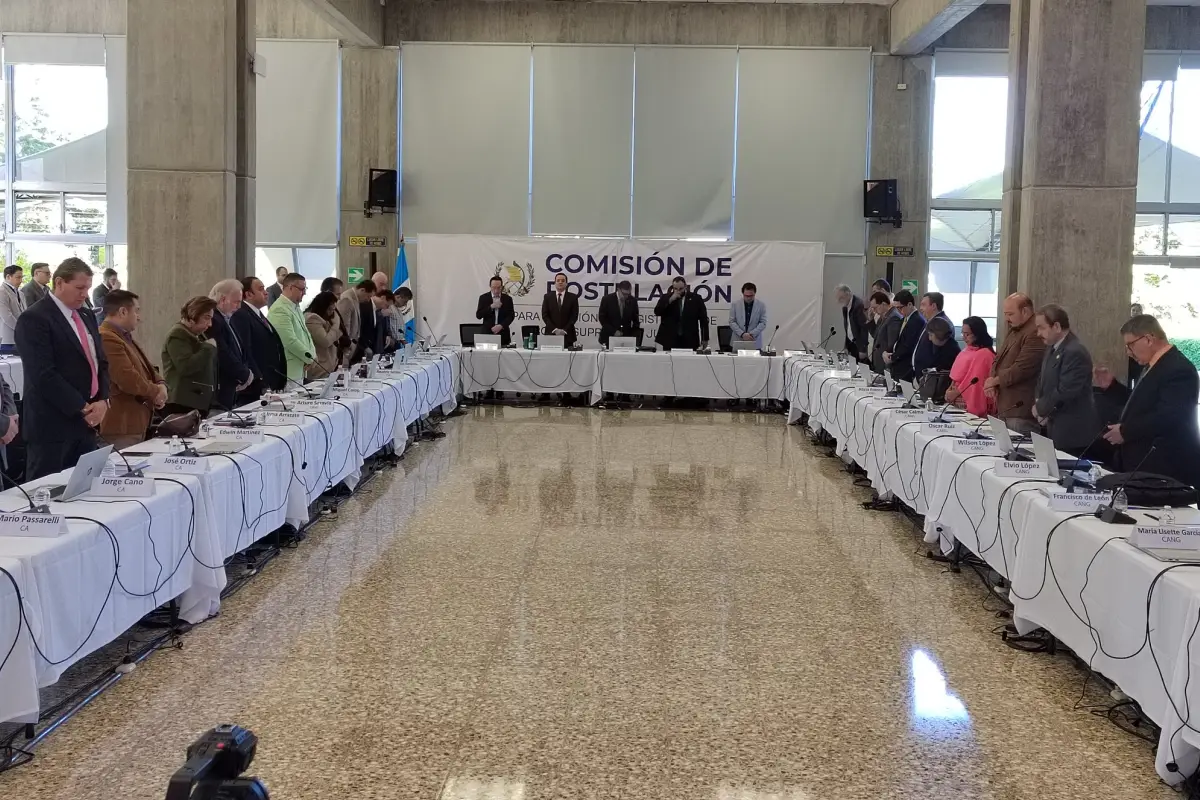 Los comisionados iniciaron la reunión sabatina con una oración. Foto: Guatemala Visible.