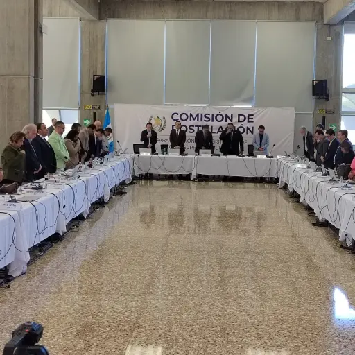 Los comisionados iniciaron la reunión sabatina con una oración. Foto: Guatemala Visible.
