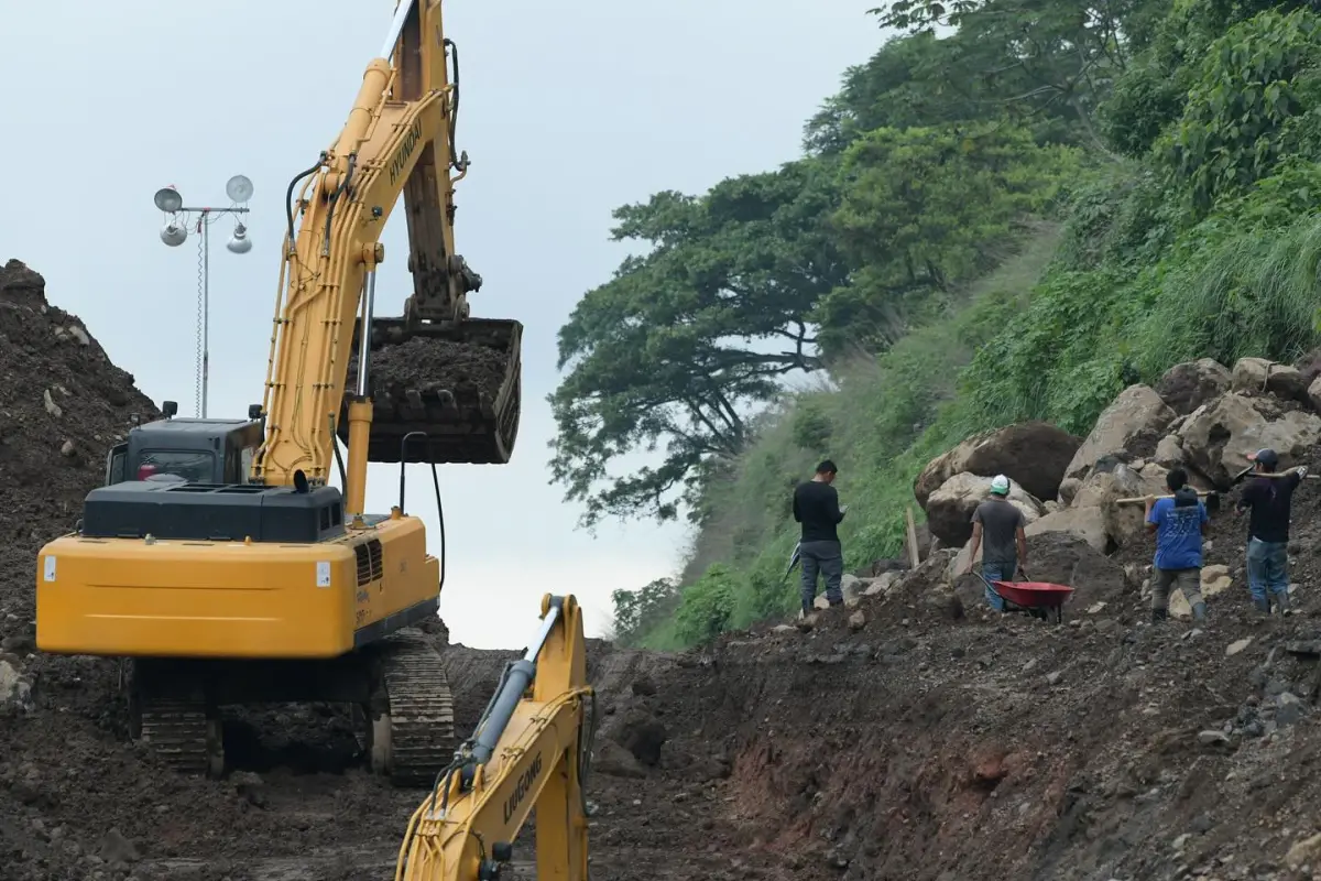 La maquinaria pesada continúa trabajando para habilitar el paso. Foto: CIV.