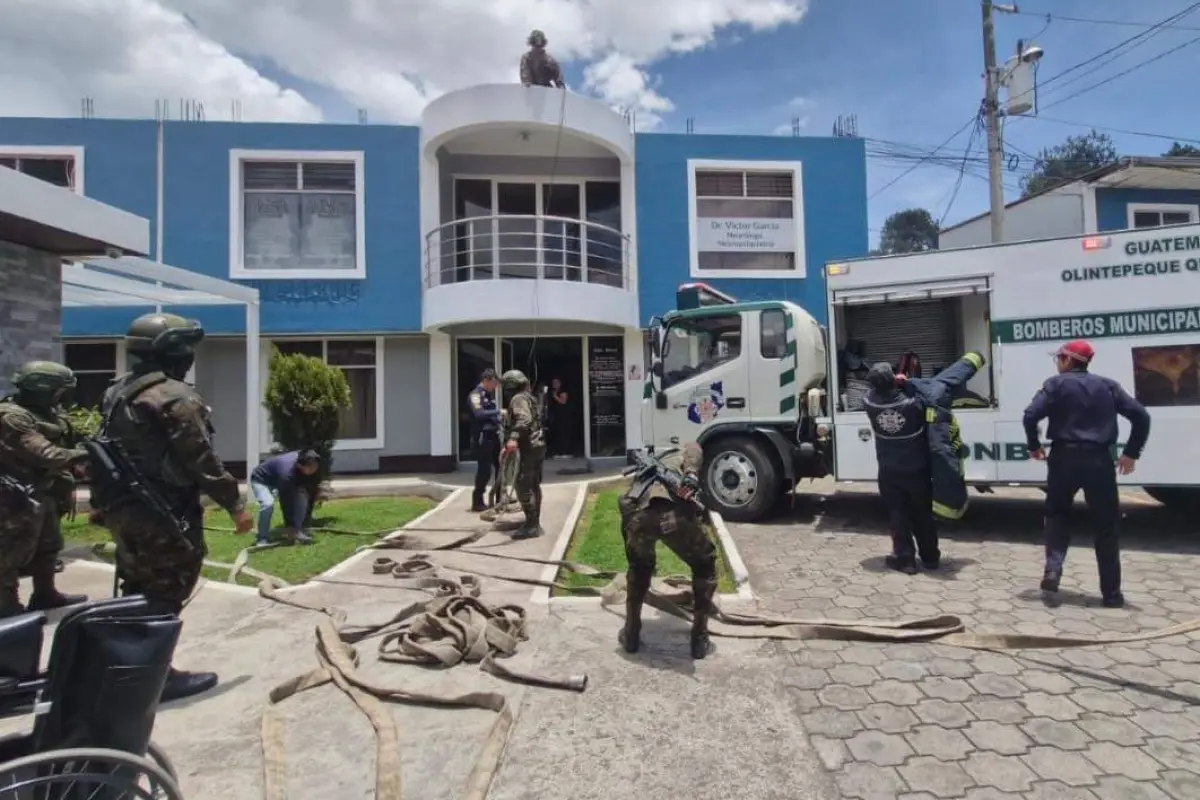 La rápida intervención de los apagafuegos evitó que el fuego se expandiera. Foto: Bomberos.