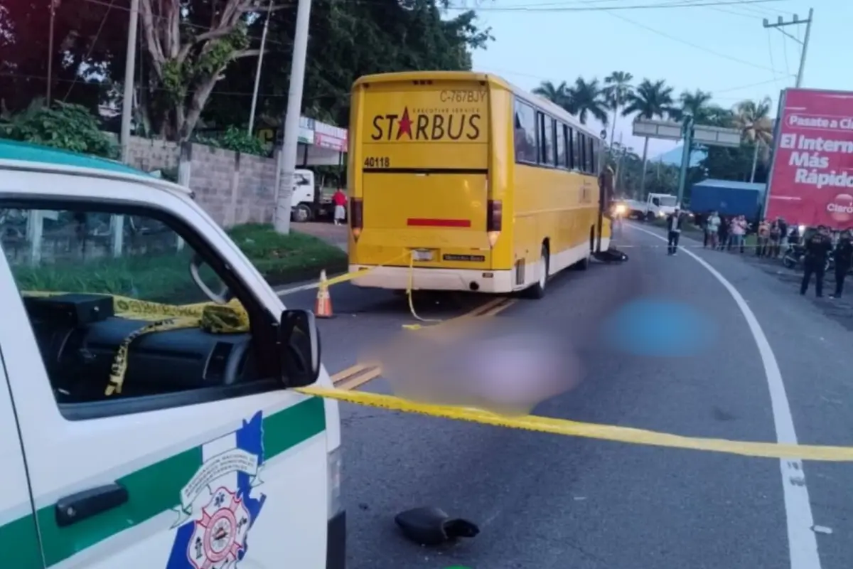 Autoridades cerraron el tramo vial donde ocurrió el accidente. Foto: Bomberos Municipales Departamentales. 