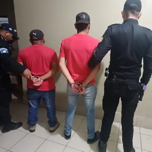 La PNC detuvo a los dos sospechosos tras un operativo en Agua Blanca, Jutiapa. Foto PNC.