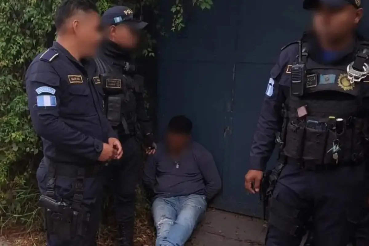 Ambos fueron detenidos el miércoles 28 de agosto por una balacera en zona 10. Foto: PNC.