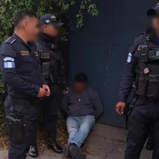 Ambos fueron detenidos el miércoles 28 de agosto por una balacera en zona 10. Foto: PNC.