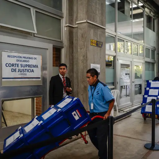 El presidente de las Comisiones Miquel Cortés compartió fotos de la llegada de los expedientes del Consejo de la Carrera Judicial.