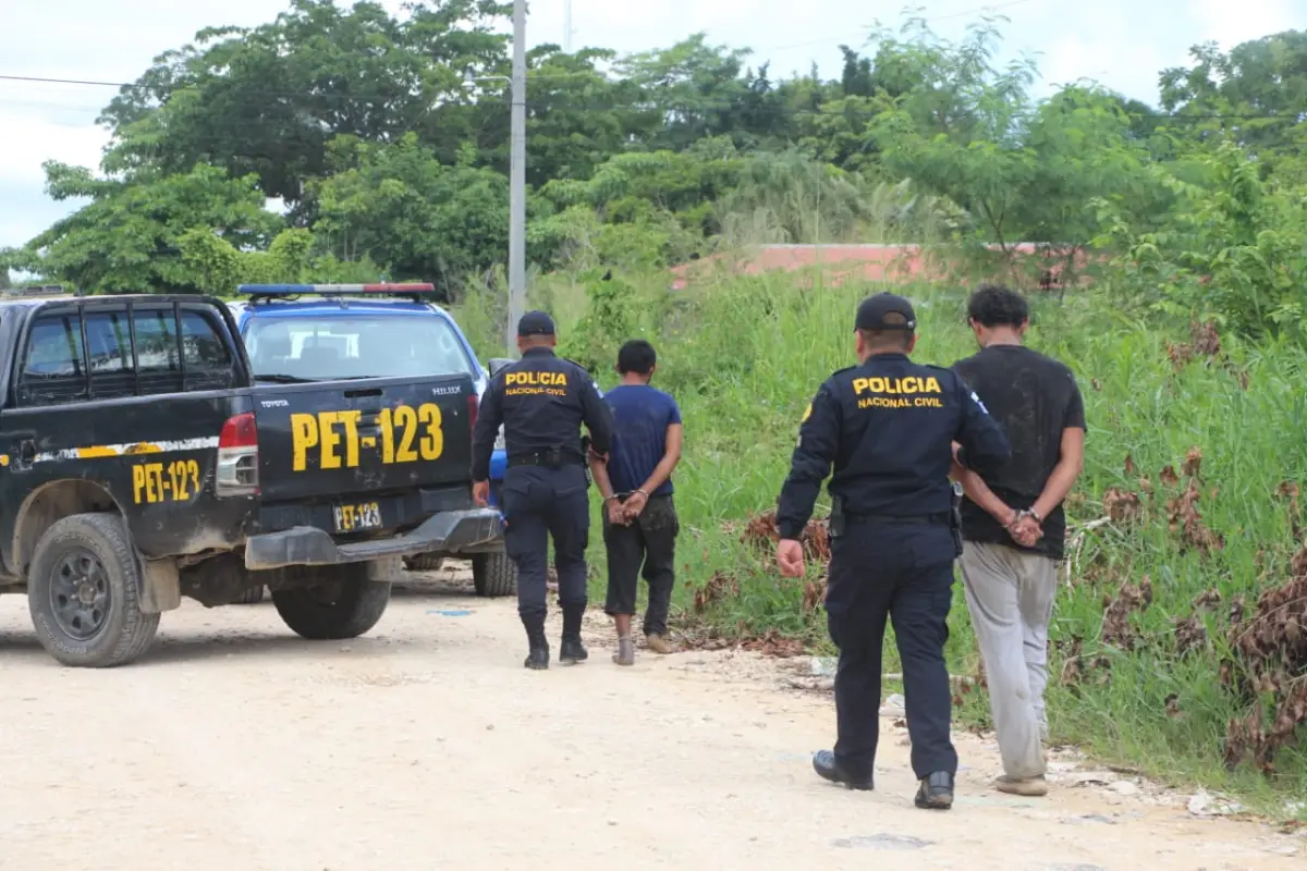 Los dos detenidos intentaron escapar de la PNC, pero perdieron el control del carro que robaron. Foto: PNC.