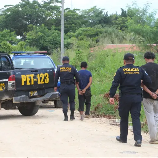 Los dos detenidos intentaron escapar de la PNC, pero perdieron el control del carro que robaron. Foto: PNC.