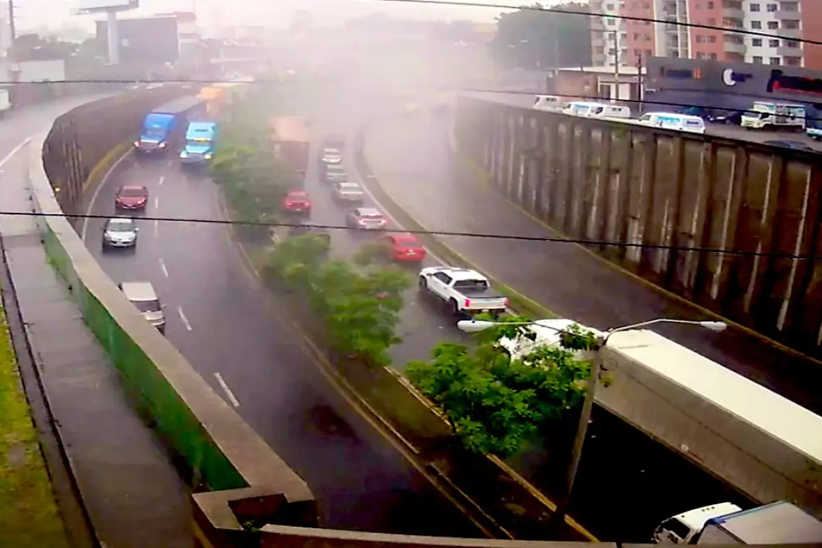 Autoridades del tránsito pidieron prudencia al manejar, especialmente bajo puentes y pasarelas. Foto. Amílcar Montejo.