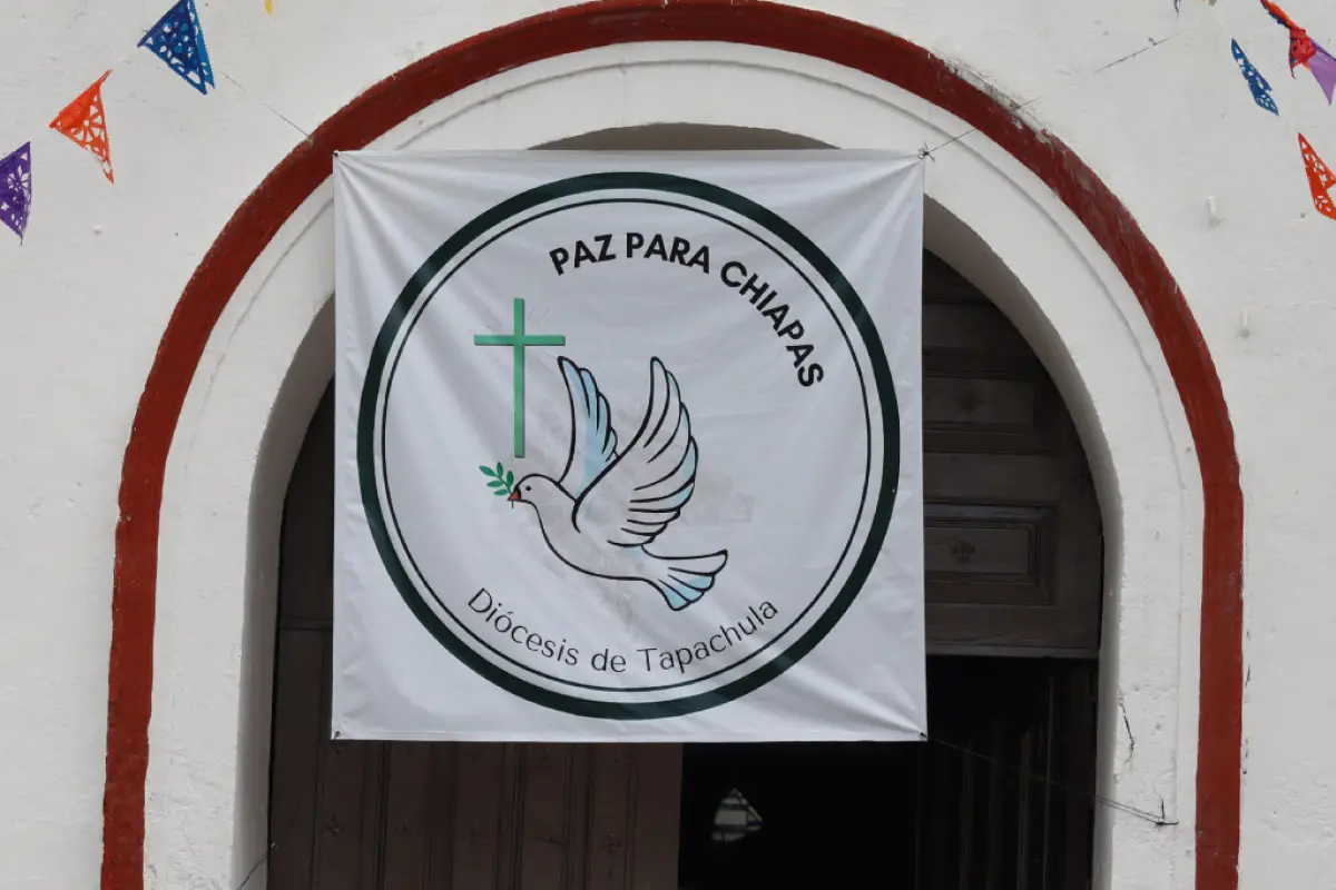 Imagen de la fachada de una iglesia con un afiche que pide a las autoridades que eviten el aumento de violencia, en la ciudad de Tapachula en el estado de Chiapas (México). Foto: EFE