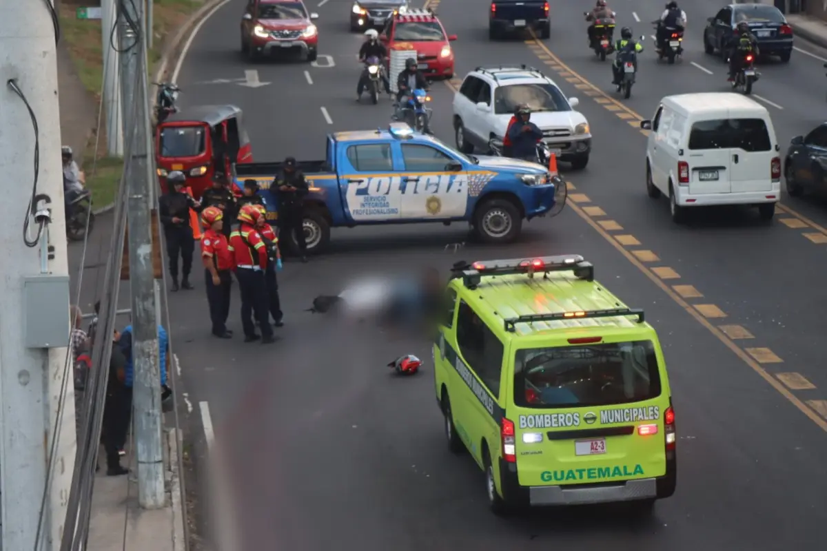 El lamentable accidente del motorista en Avenida Hincapié causó el cierre parcial de la vía.  Foto: Bomberos Municipales.