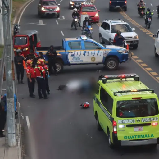 El lamentable accidente del motorista en Avenida Hincapié causó el cierre parcial de la vía.  Foto: Bomberos Municipales.