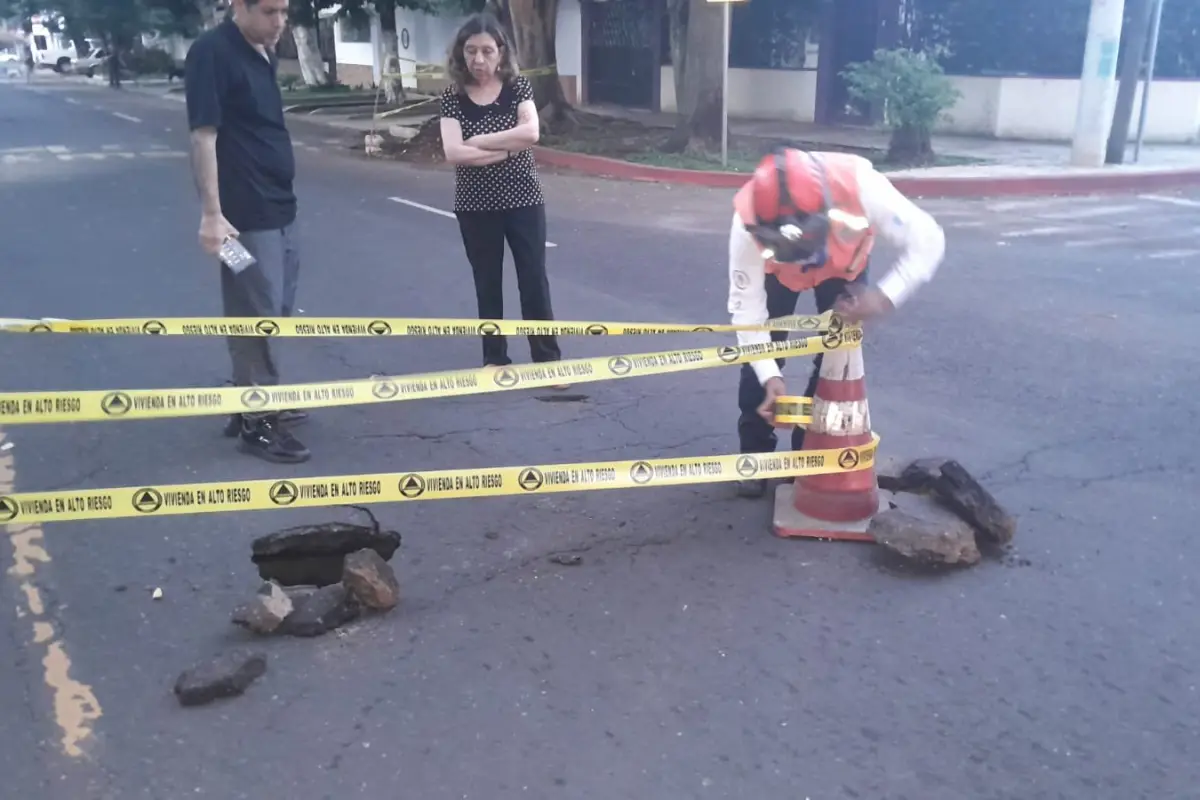 Integrantes de Conred acordonaron el área para evitar accidentes. Foto: Conred.