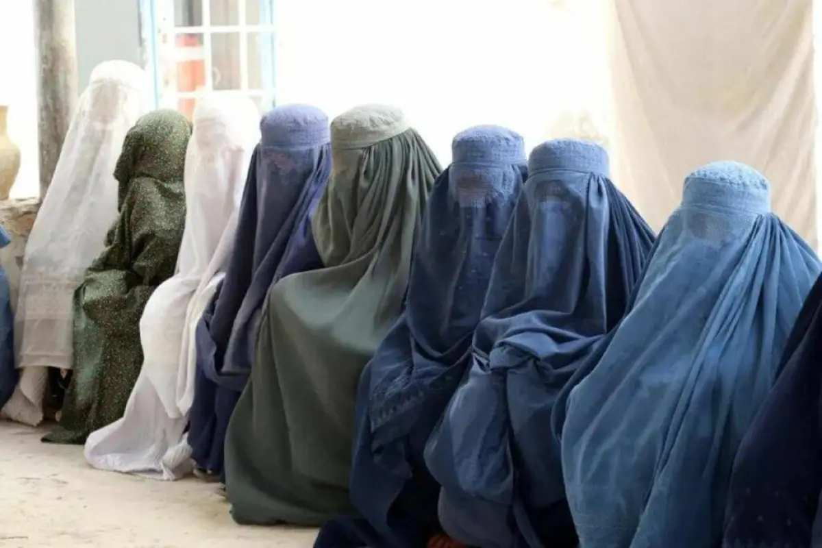 talibanes-prohiben-voz-de-mujeres-espacios-publicos-afganistan, 