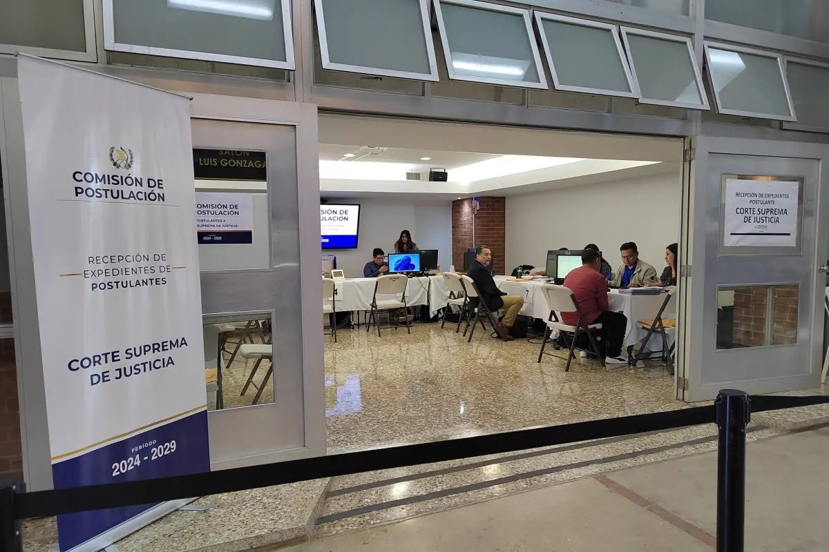 Las mesas de recepción fueron cerradas a las 17:00 horas en la sede de la URL. Foto: Guatemala Visible.