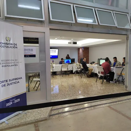 Las mesas de recepción fueron cerradas a las 17:00 horas en la sede de la URL. Foto: Guatemala Visible.