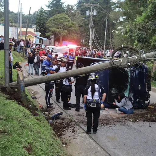 Autoridades cerraron el paso en la vía para los procedimientos legales. Foto: Bomberos Voluntarios.